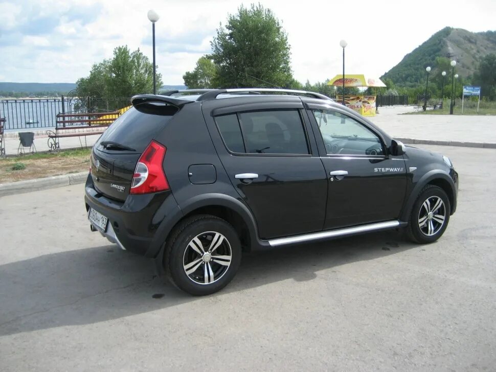 Renault sandero stepway синий. Спойлер рено сандеро 1. Спойлер на рено сандеро степвей 1. Двери рено сандеро степвей 2. Renault sandero 1 спойлер.