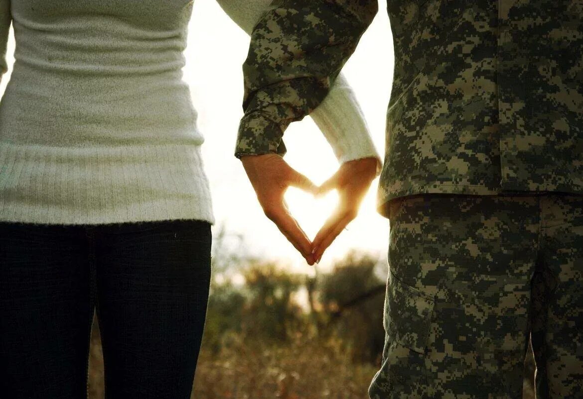 Любовь солдата. Девушка солдат. Военная фотосессия. Солдат и девушка любовь.