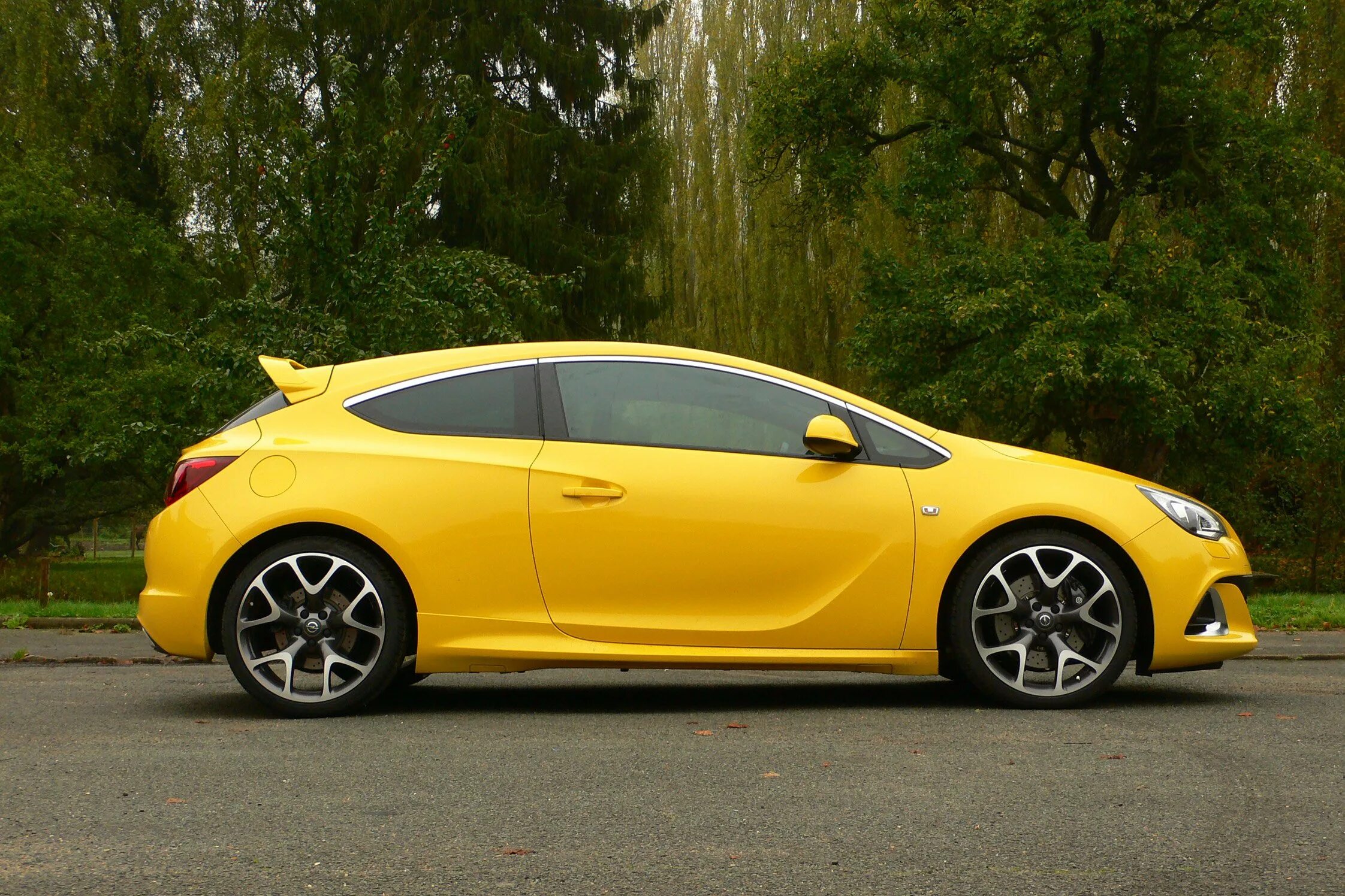 Opel Astra j GTC. Opel Astra j Coupe. Opel Astra GTC 2012 желтый. Опель джитиси