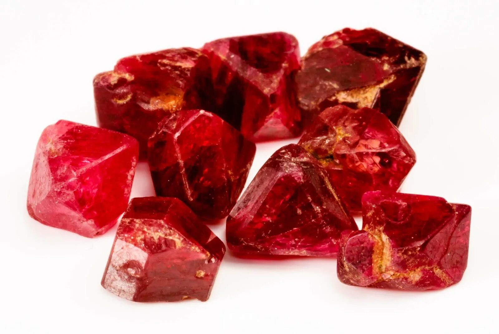 Рубин (минерал). Красный Рубин камень. Рубин Корунд необработанный. Рубин (минерал) неограненный. Что такое яхонт