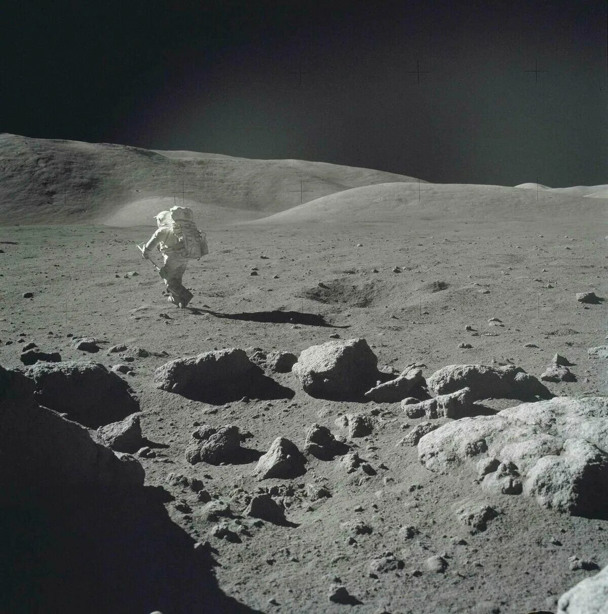 Сутки на луне в часах. Аполлон - 17 1972. Луна снимки НАСА реальные снимки. Шмитт астронавт фото НАСА Аполлон 17. Лунная пыль Аполлон 11.