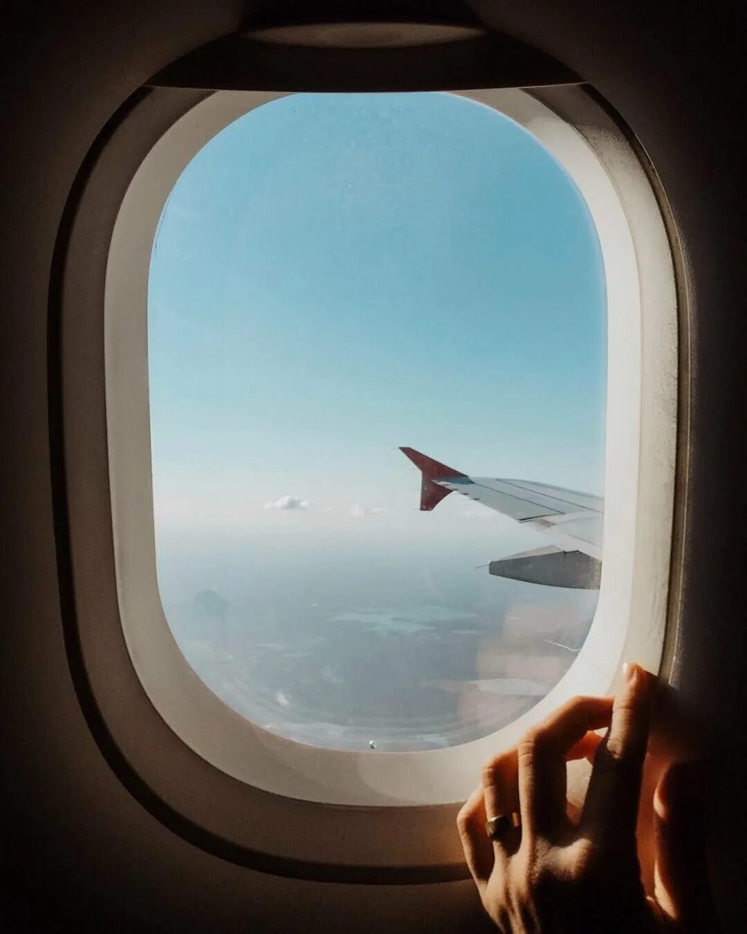 Окно самолета. Вид из иллюминатора. Иллюминатор самолета. Окно иллюминатора. Шторки иллюминаторов