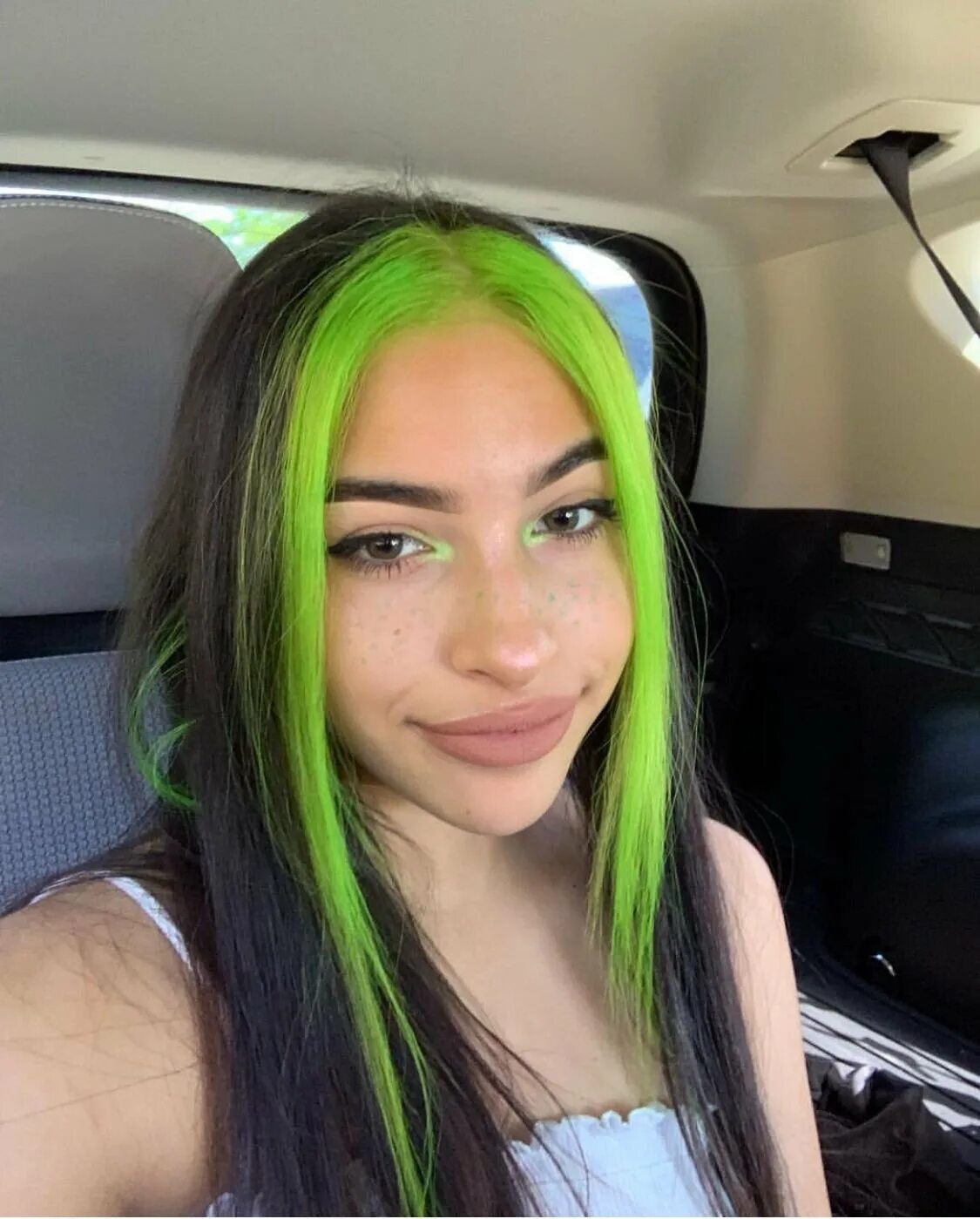 Красить 1 лицо. Девушка с зелеными волосами. Покрасить волосы. Салатовые пряди в волосах. Цветные пряди.