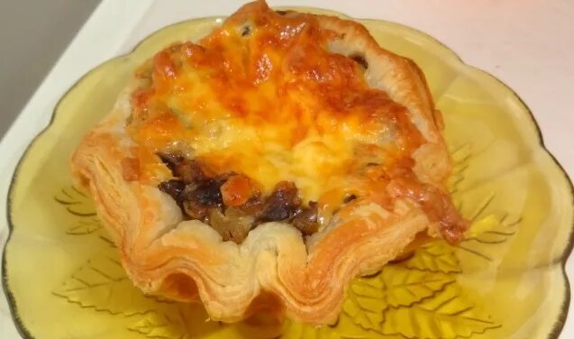 жульен с грибами в слоеном тесте духовке. жульен в слоеном тесте с курицей. жульен с курицей и грибами в тесте. жульен с курицей и грибами в тесте. жульен в слоеном тесте с курицей.