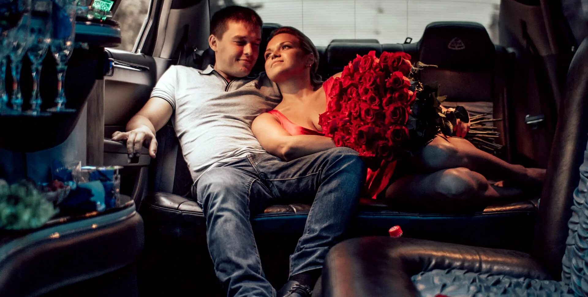 Свидание на лимузине. Романтик в машине. Романтическое свидание в лимузине. Свидание в машине.