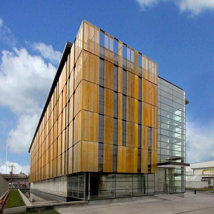 Hpl панели здание. Ламели на фасаде. Современные навесные фасады. Вентилируемый фасад. Цветные фасады зданий.