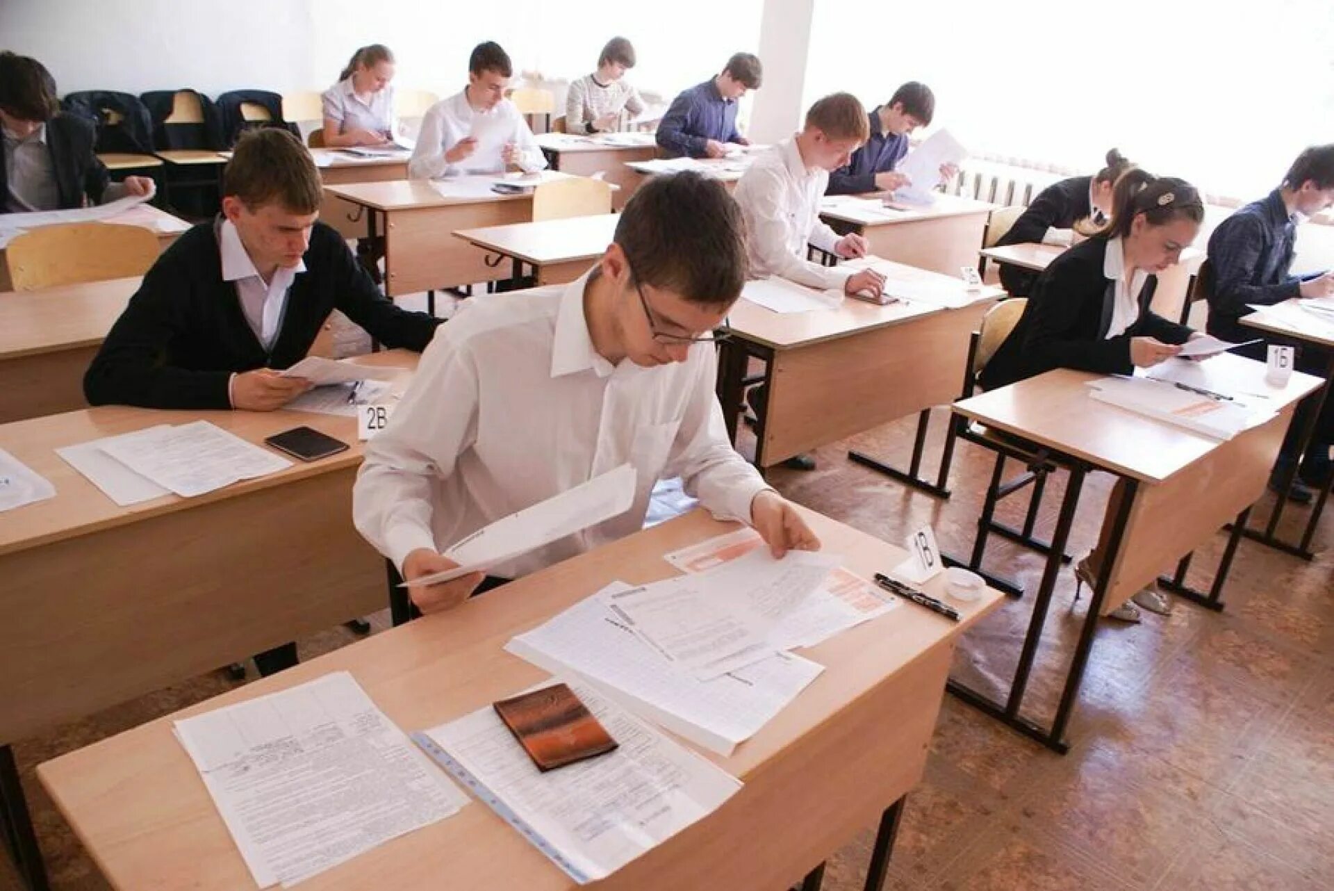 Изменения 9 класс по русскому. Экзамены в школе. ОГЭ В школе. Школьники на экзамене. Экзамен ОГЭ.