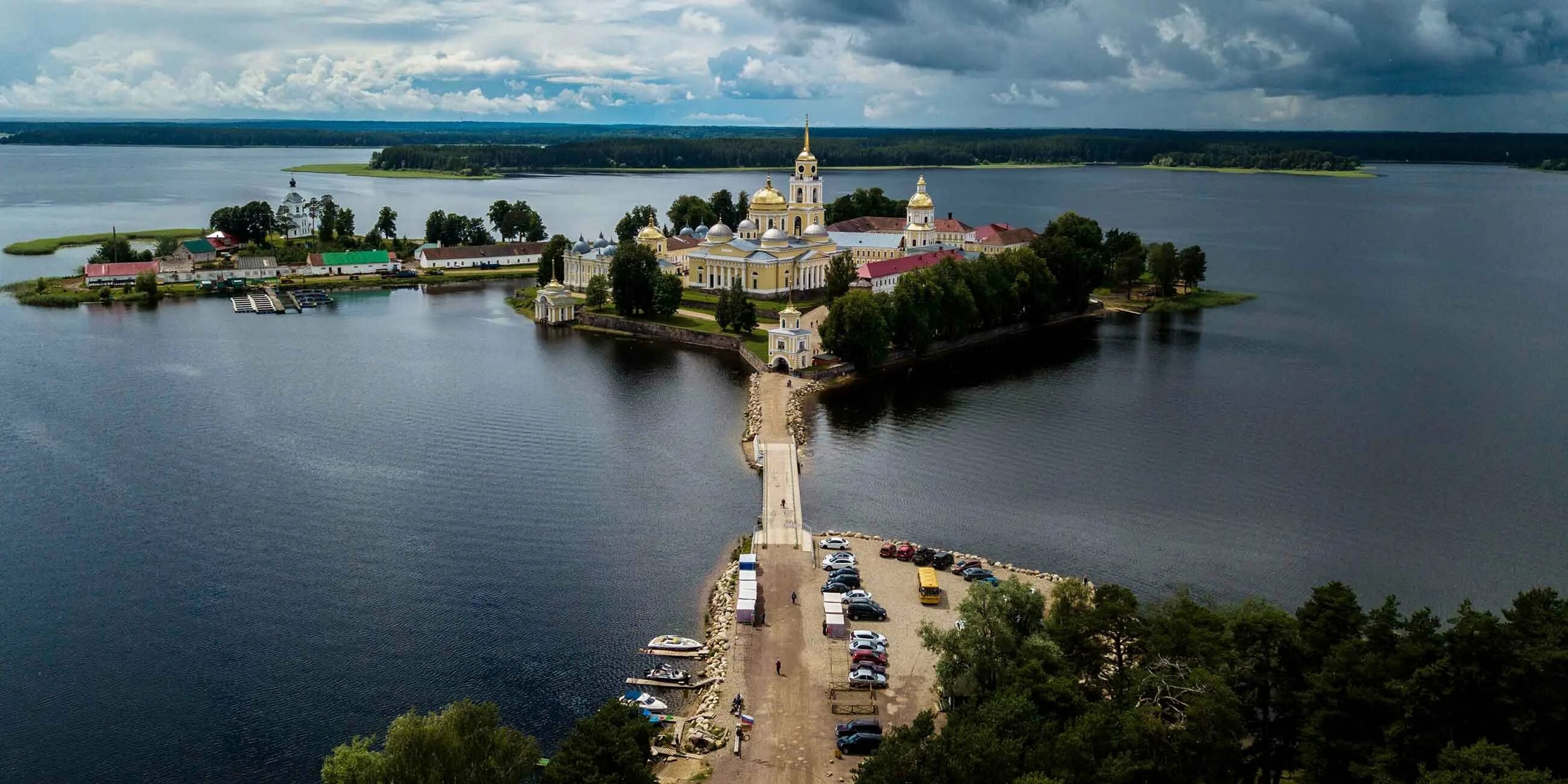 Озеро селигер расположено. Нило-Столобенская пустынь Осташков. Селигер Нило Столобенская пустынь. Нило-Столобенская пустынь на озере Селигер. Осташков Нилова Столобенская пустынь.