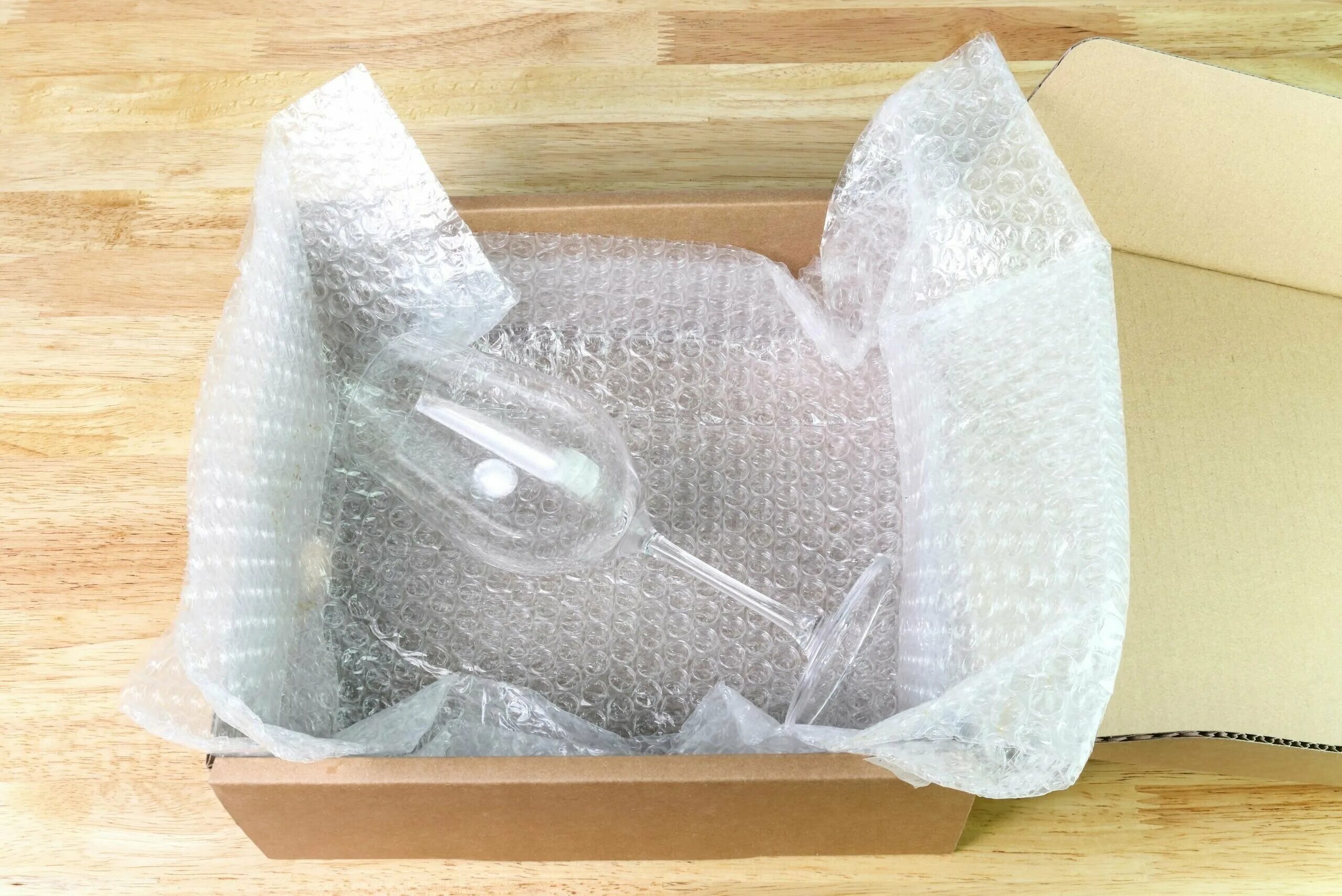Воздушно-пузырчатая пленка для упаковки. Упаковка воздушно пузырьковая пленка. Коробка в пузырчатой пленке. Упаковка для хрупких предметов.