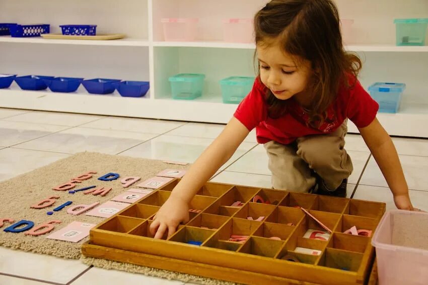 Метод монтессори для детей. Сенсорная зона марии монтессори. Класс марии монтессори. Игрушки по методике монтессори. Метод марии монтессори.