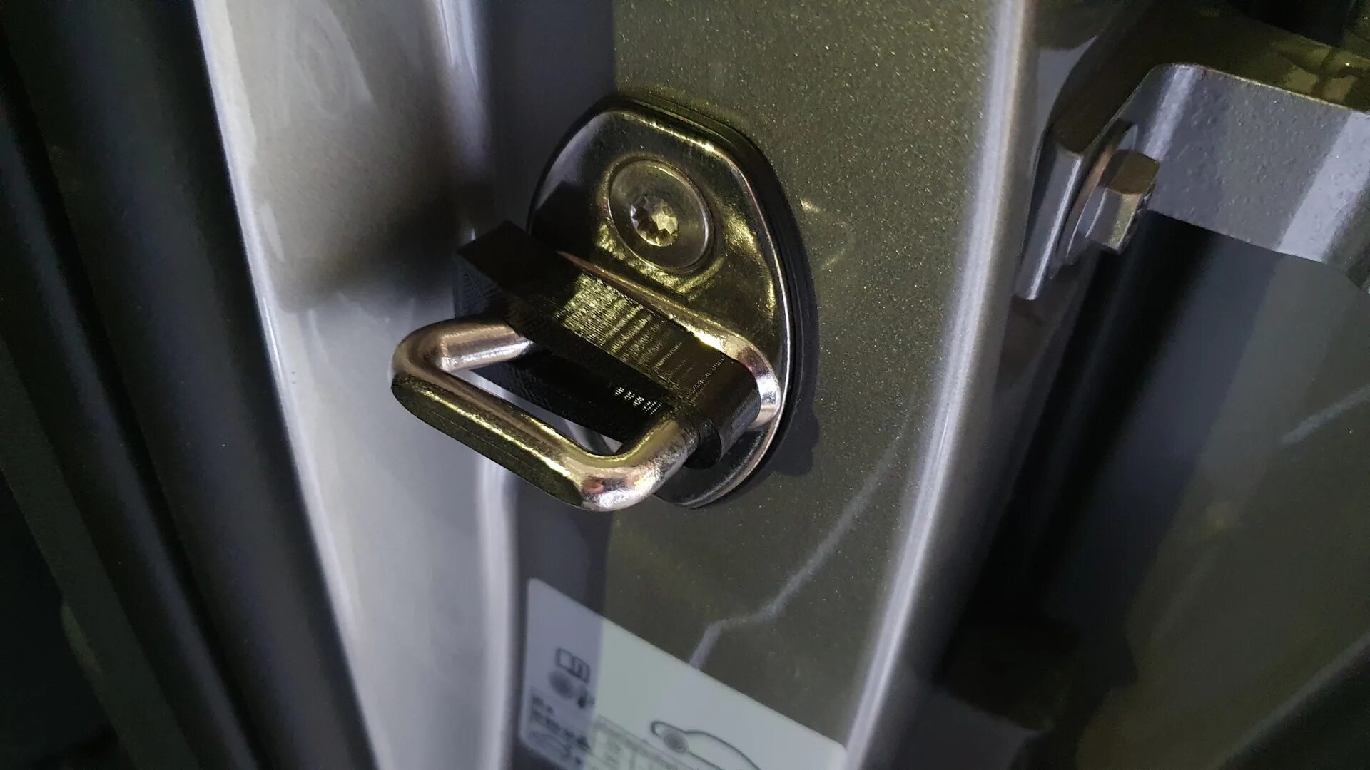 Как закрыть дверь на фольксваген. Болт дверного замка passat b5. Golf 4 болт замка двери. Регулировка петли замка двери jetta 6. Накладки на петли двери фольксваген джетта.