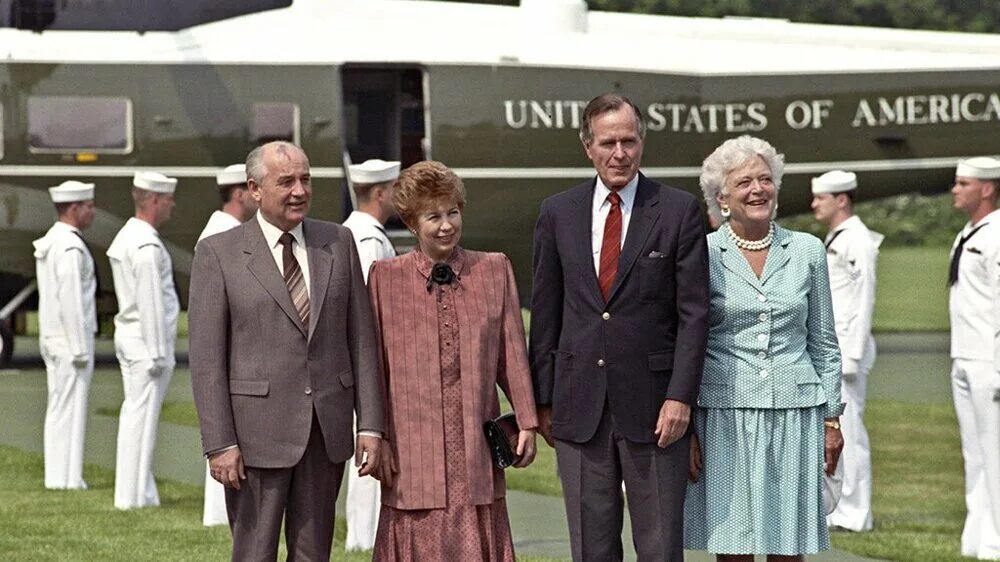 Жена буша старшего. 1984 Визит в США Горбачев. Визит Джордж Буш 1993 аэропорт.