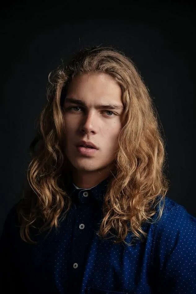 Парень с длинными блондинистыми волосами. Emil andersson длинные волосы. Алессандро пиерозан. Лассе матберг. Светловолосые мужчины с длинными волосами.