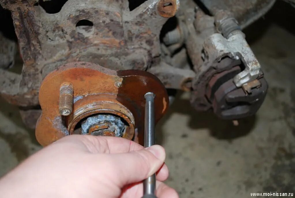 тойота рав 2008г сломалась шпилька на ступице заднего колеса. обломилась направляющая в ступице. шпилька ступицы киа спектра. I30 hyundai замена шпильки ступицы. шпилька ступица снять.