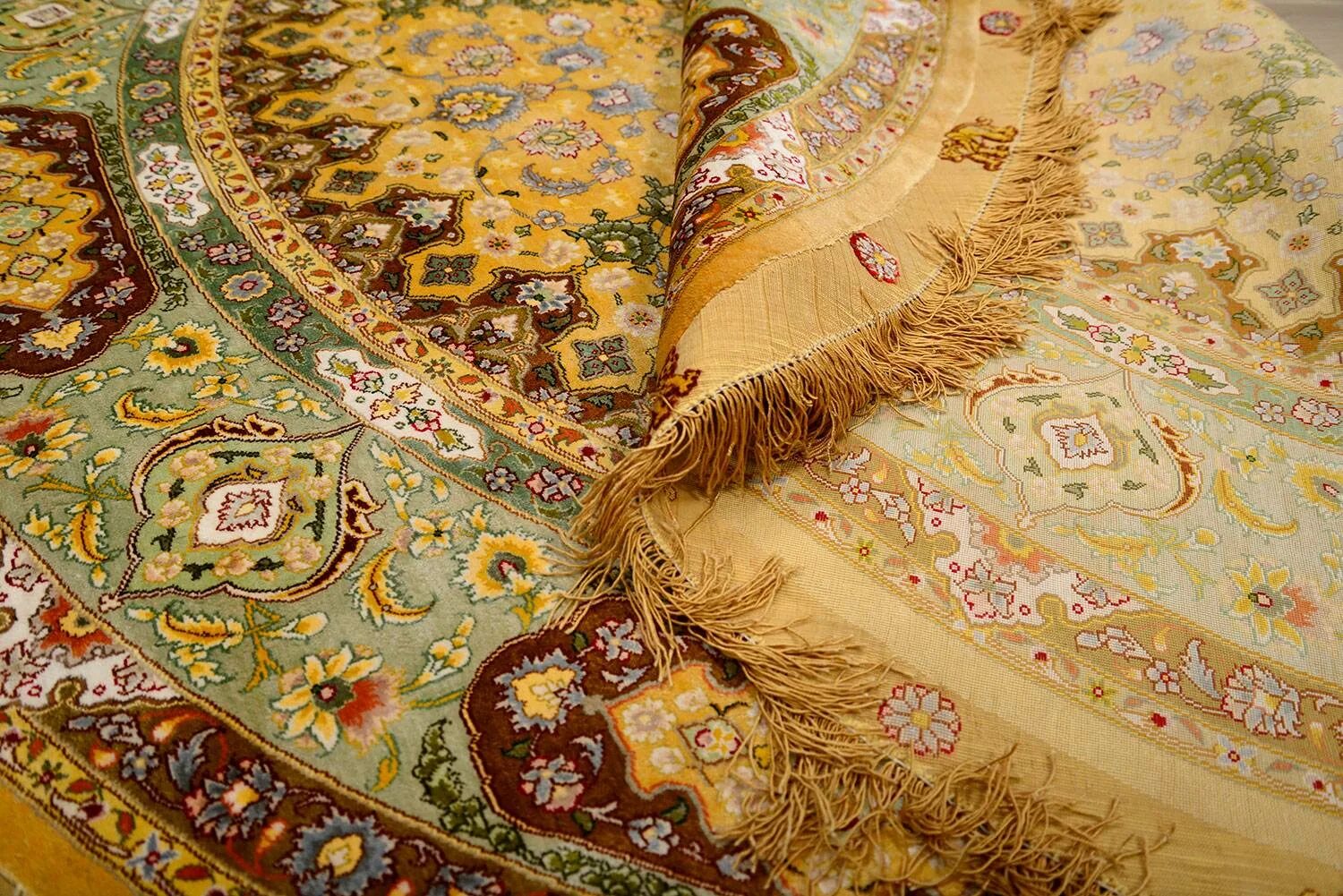 Иранский ковёр из шёлка и модала «qum collection». Шелковый ковер кум 9064 navy. Ковры из бамбукового шелка. Шелковый ковер. Шелковых ковров.