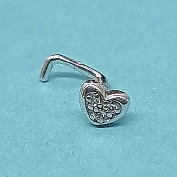 Пирсинг в нос фианит. Золотой пирсинг в носу соколов. Пирсинг в нос с фианитами серебро. Кольцо обманка на крыло носа. Пирсинг в нос фианит.