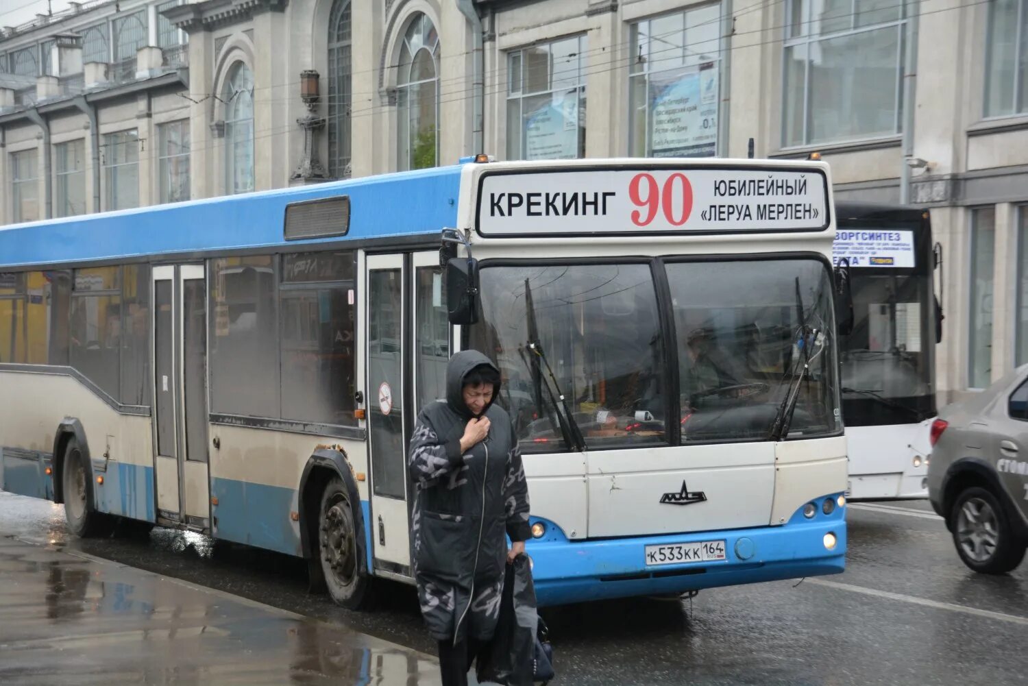 Ратов автобус. Чиновники в автобусе. Два автобуса. Саратов общественный транспорт. Автобус 2.