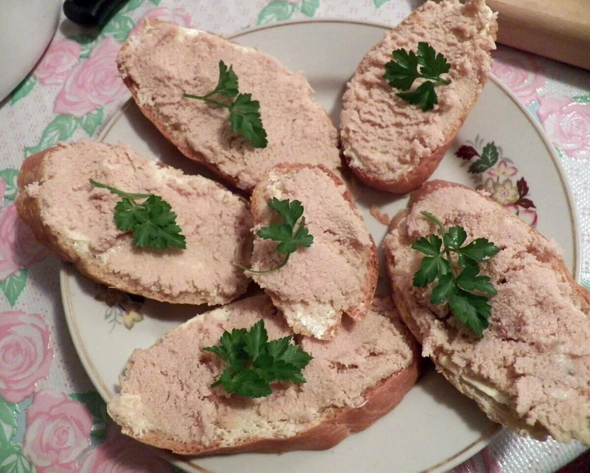 Как вкусно сделать паштет. Бутерброды с паштетом. бутерброды с печеночным паштетом. бутнрбродс печеночным паштетом. бутерброды с паштетом из печени.