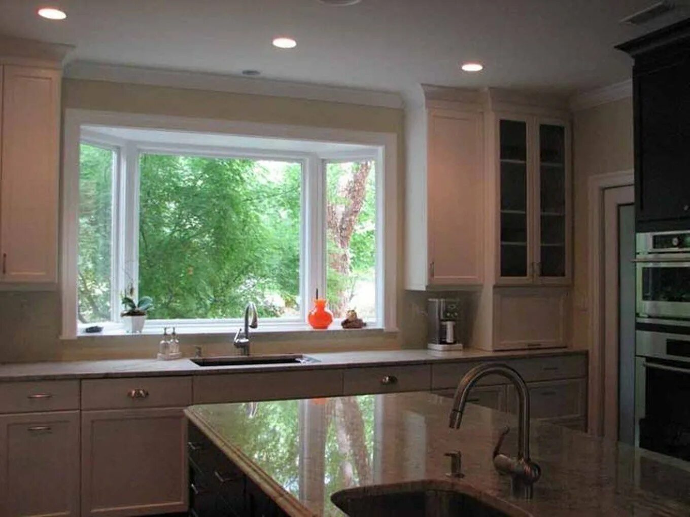 Кухни примыкающие к окну. Кухня возле окна. Раковина возле окна на кухне. Кухонный гарнитур с окном. Кухня с окном в частном доме.