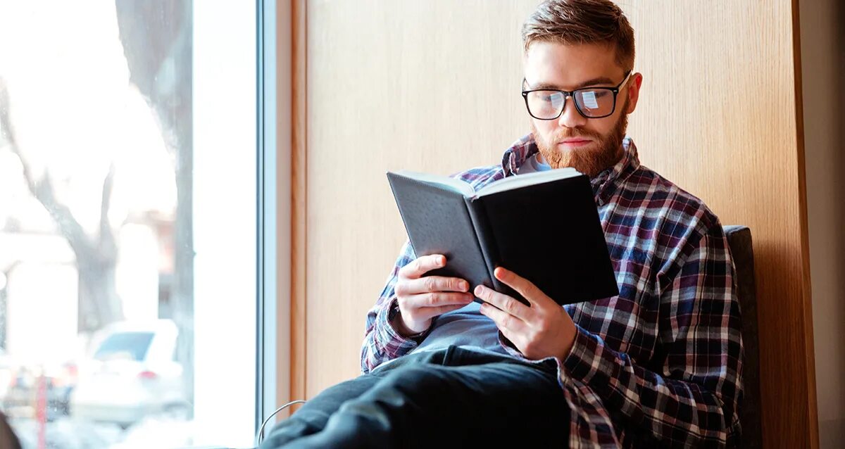 Men s books. Мужчина с книгой. Мужчина читает. Парень с книгой. Парень с книгой в руках.