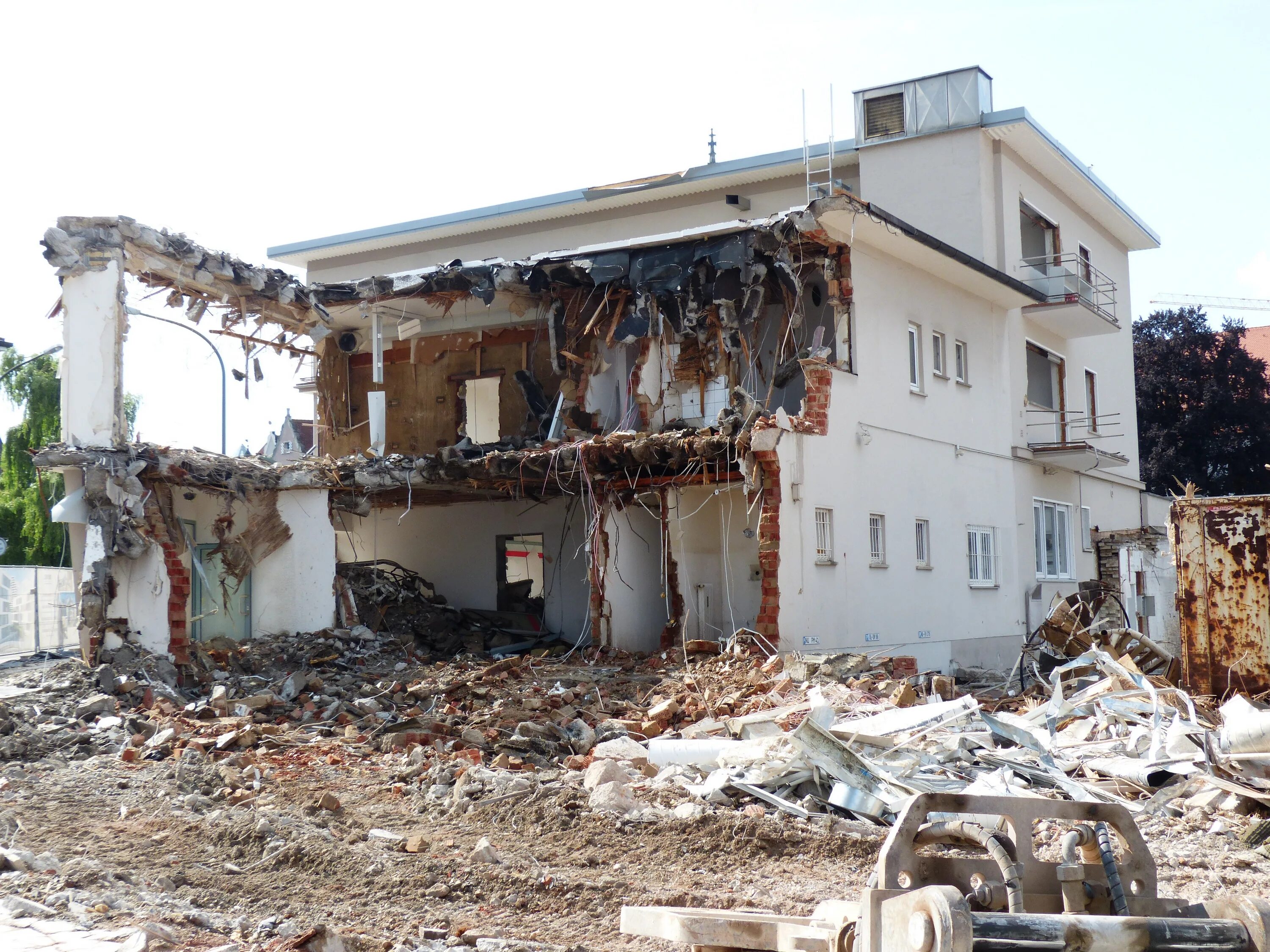 Дома после землетрясения. Разрушенное здание. Здание разрушенное землетрясением. Разрушенный дом. Разрушенные здания после землетрясения.