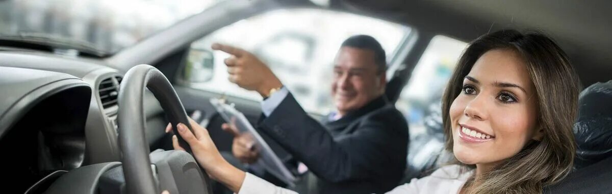 Курсы шофера. Автошкола. Инструктор вождения автомобиля. Лучший инструктор. Девушка с водительскими правами.