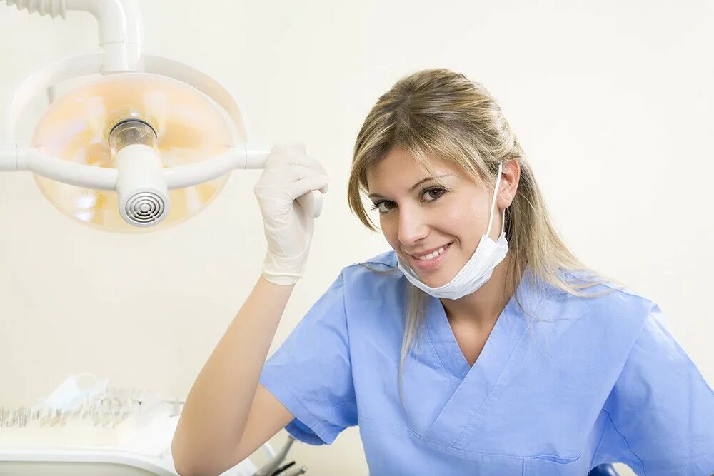 Работа врач стоматологу терапевт. Медсестра стоматологии. Медицинская сестра в стоматологии. Медсестра стоматологического кабинета. Зубной врач женщина.