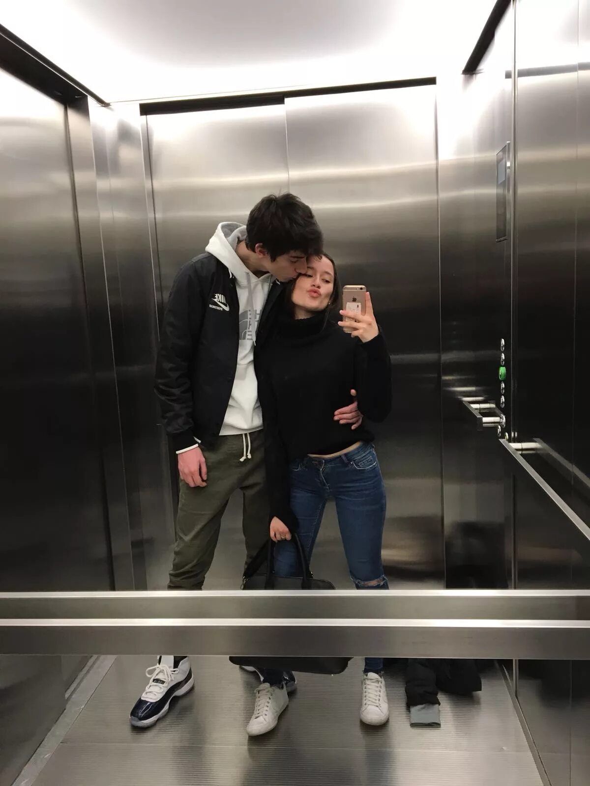 Ярославль парень в лифте. Парень с девушкой в лифте. Девочки подростки в лифте. Молодую в лифте. Девушка в лифте.