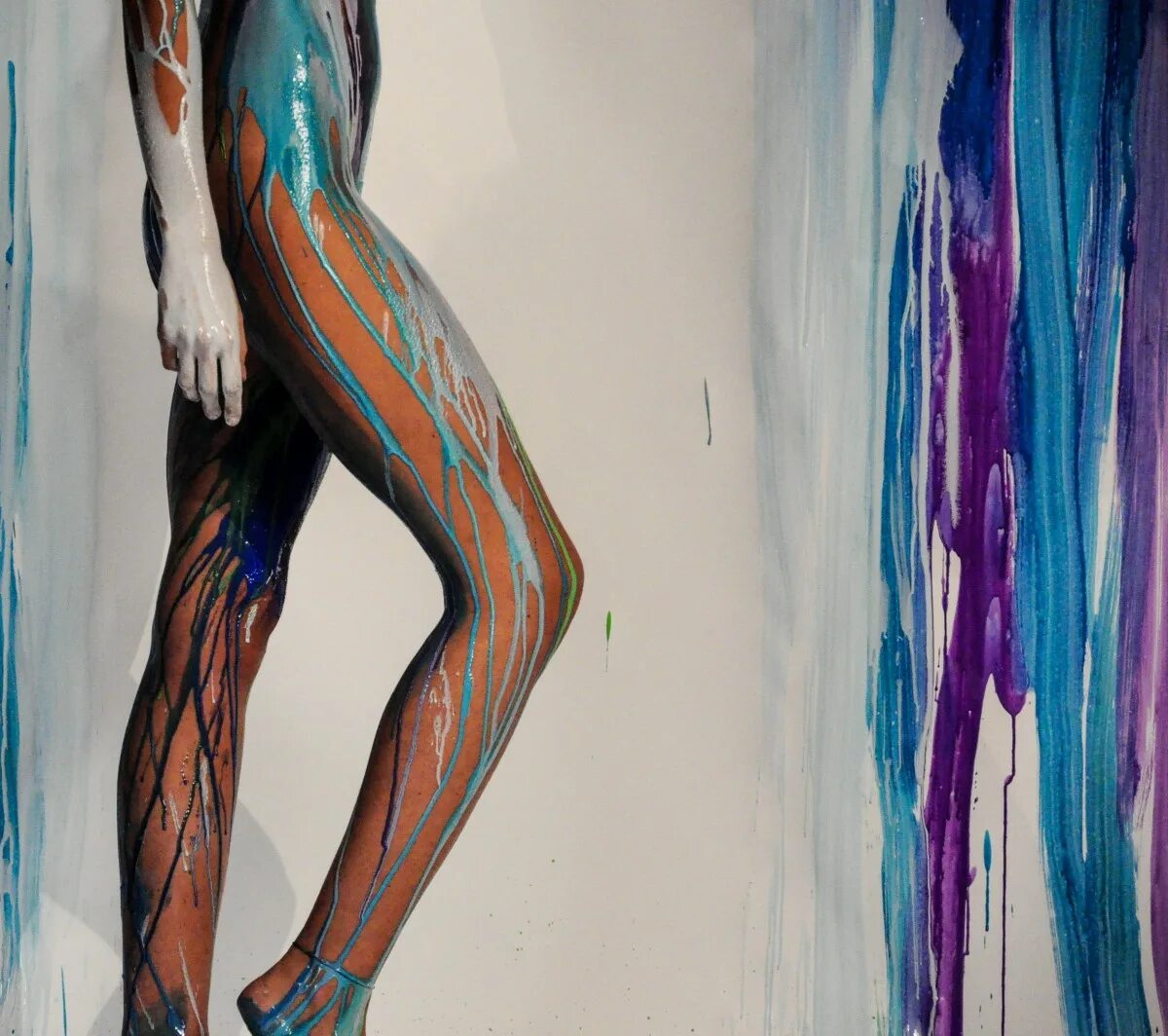 Modeling paints. Девушка в краске. Краска для тела. Краска на женском теле.