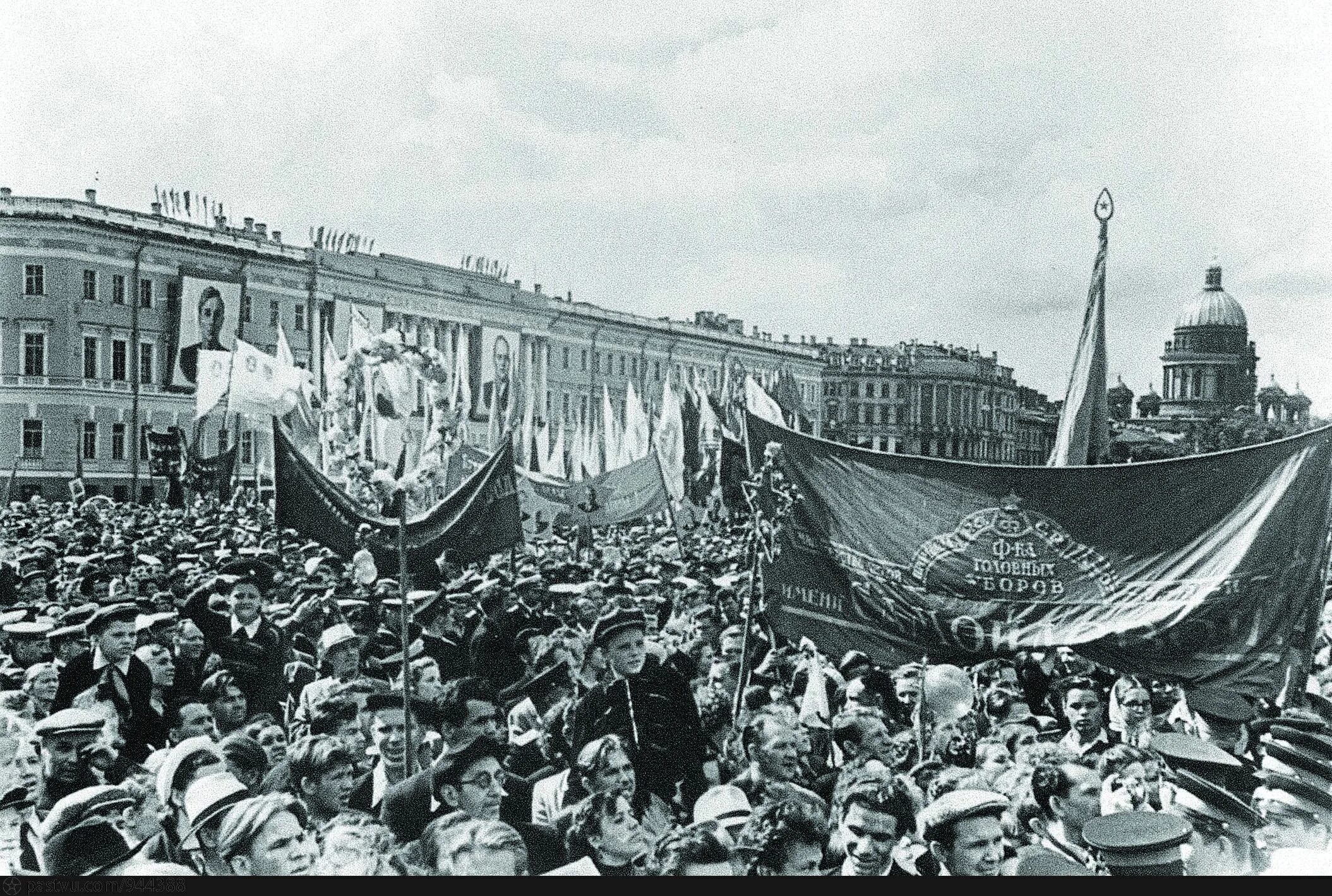 Ленинград 1 июня. 250 летие ленинграда. празднование 250 летия ленинграда. манифестации в санкт-петербурге на дворцовой площади 1922. ленинград 1957.