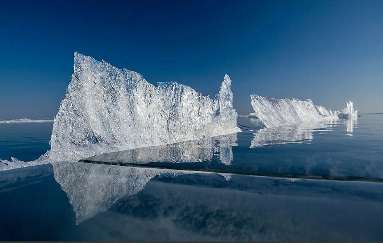 Сколько лед на байкале. Зимний Байкал лед. Озеро Байкал зимой лед. Байкал лед Байкал зимой. Ледяные Торосы на Байкале.