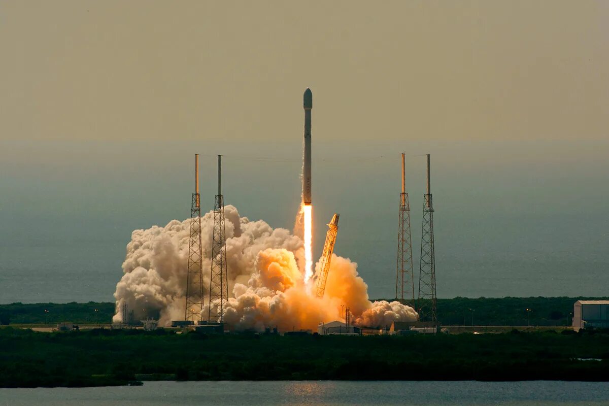 В космос уже неоднократно запускали. Ракета с запуском. Ракета в космосе. Falcon 9. Ракета Спутник 1.