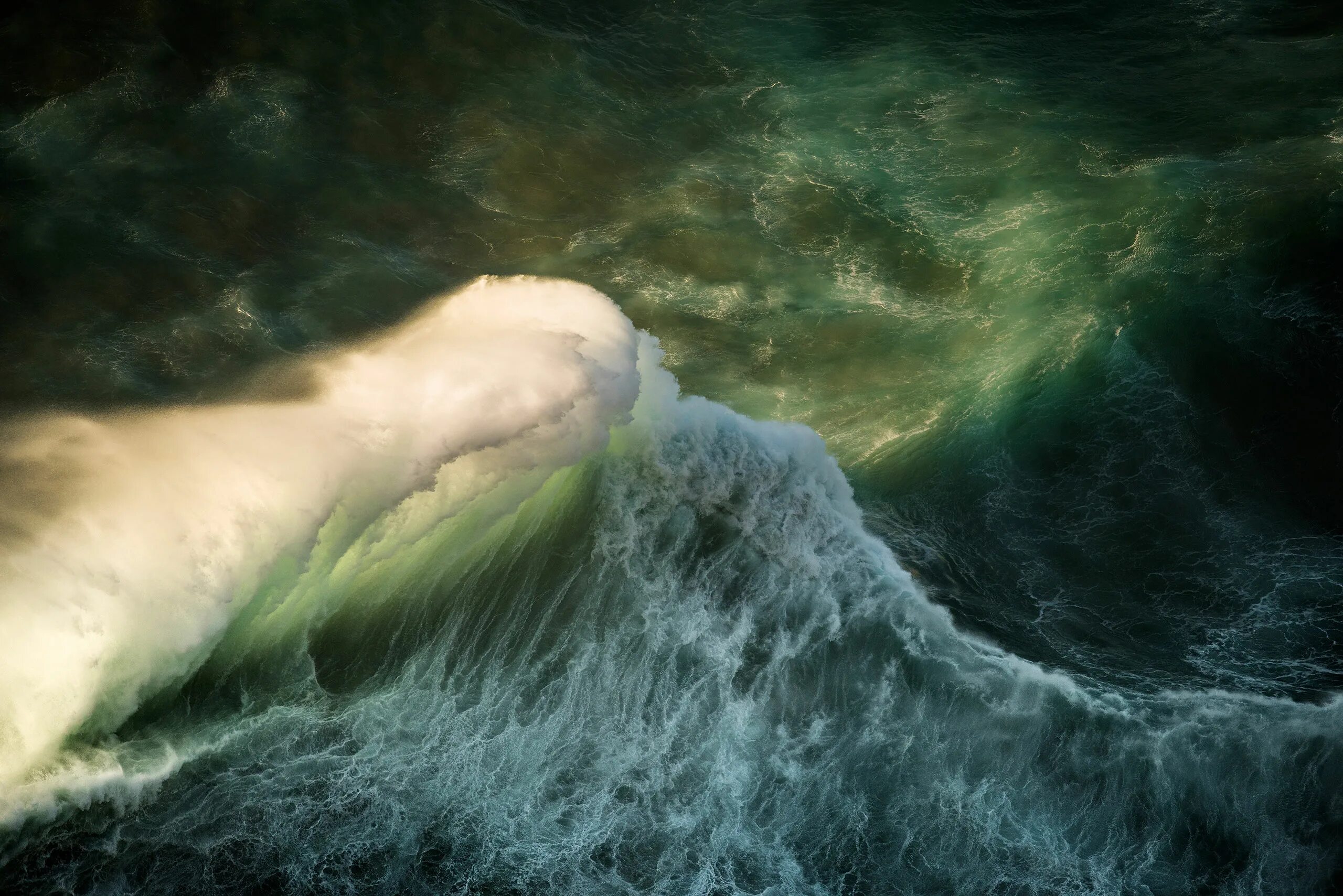 Волны огромные страшные. Luke Shadbolt. Море океан волны шторм ЦУНАМИ. Бушующий океан. Бушующее море.