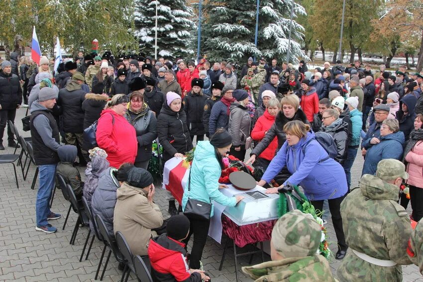 Новости каменска уральского сегодня последние. Аллея славы Каменск-Уральский. Прощание на аллее славы Каменск Уральский. Похороны на аллее славы Каменск-Уральский. Поминки Каменск Уральский.