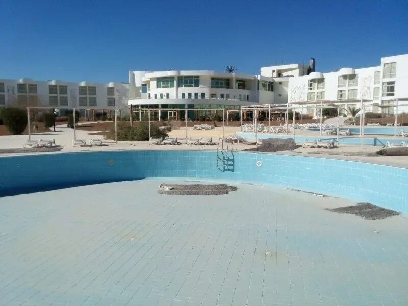 Заброшенные отели египта. Заброшенный отель в шарм эль шейхе. Заброшенные отели египта шарм-эль-шейх. Viva blue resort and diving sport 4 египет хургада. Заброшенные отели хургады.