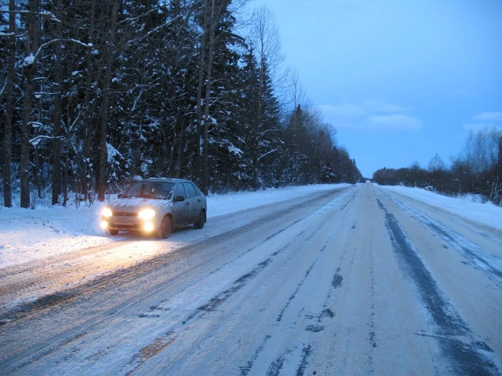 Зимняя трасса. Зима дорога машина. Зимняя дорога из машины. Заснеженная дорога.