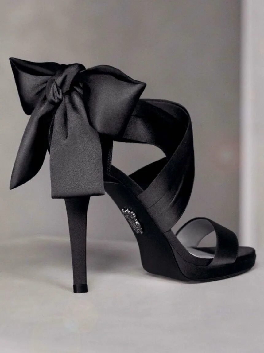 Туфли кристиан лабутен черные атласные. Красивые туфли на каблуках. Туфли с бантом. Туфли на каблуке с бантом. Туфли с завязками.