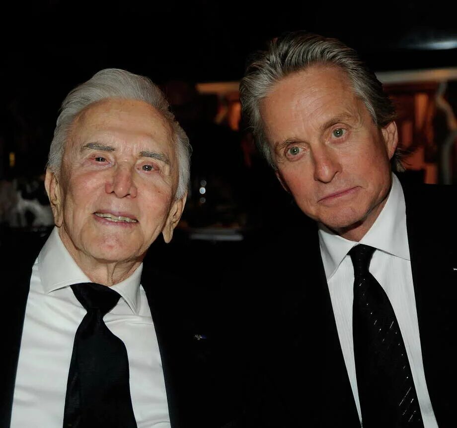 Кирк дуглас и майкл дуглас. Сын кирка дугласа. Кирк дуглас отец майкла дугласа. Майкл кирк дуглас 2020. Майкл кирк дуглас дети.