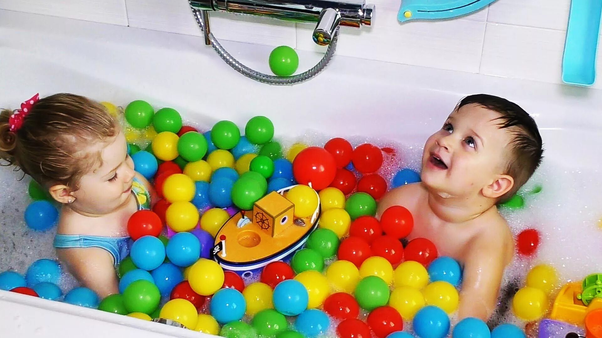 Игрушка для ванны. Игрушки для купания малышей. Развлечение в ванной для детей. Шарики для купания в ванной для детей.