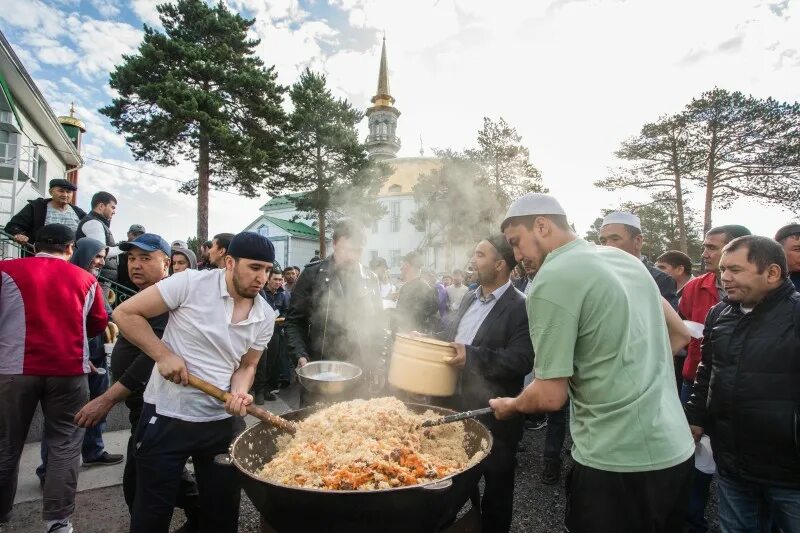 Курбан башкортостан. Стол плов Курбан байрам. Курбан байрам жертвоприношение. Плов в Башкирии Курбан байрам. С праздником Курбан байрам.