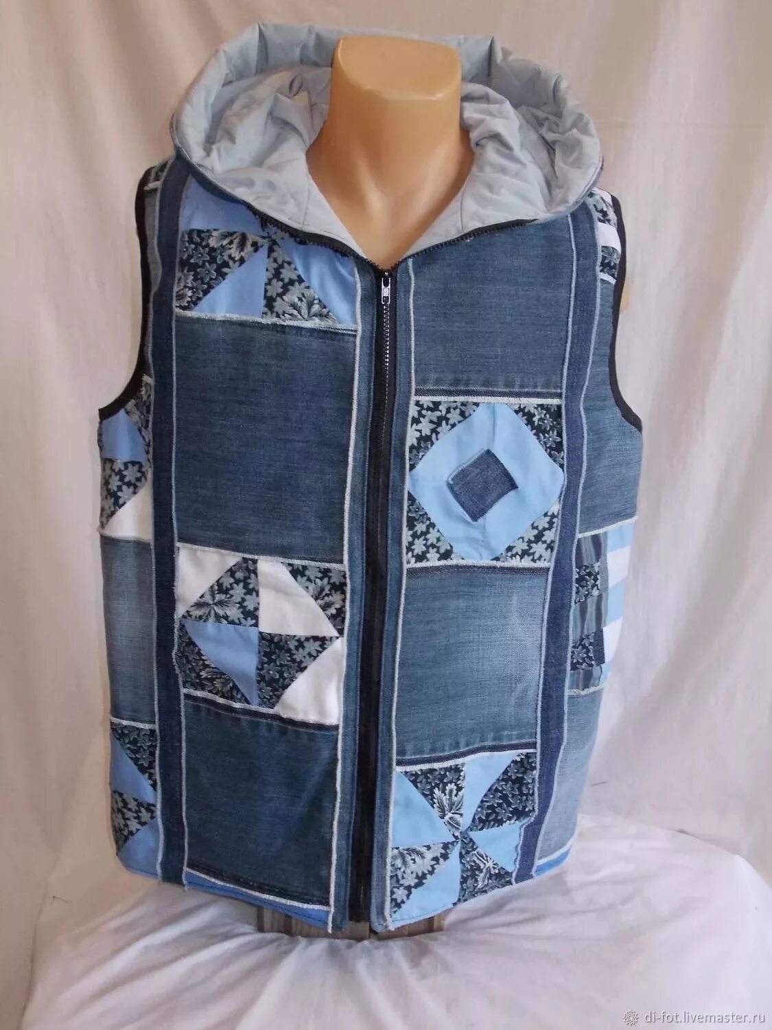 Жилетка из джинсы. Жилет из джинс. Жилетка из старых джинсов. Джинсовый жилет переделка. Жилетка из старых джинса.