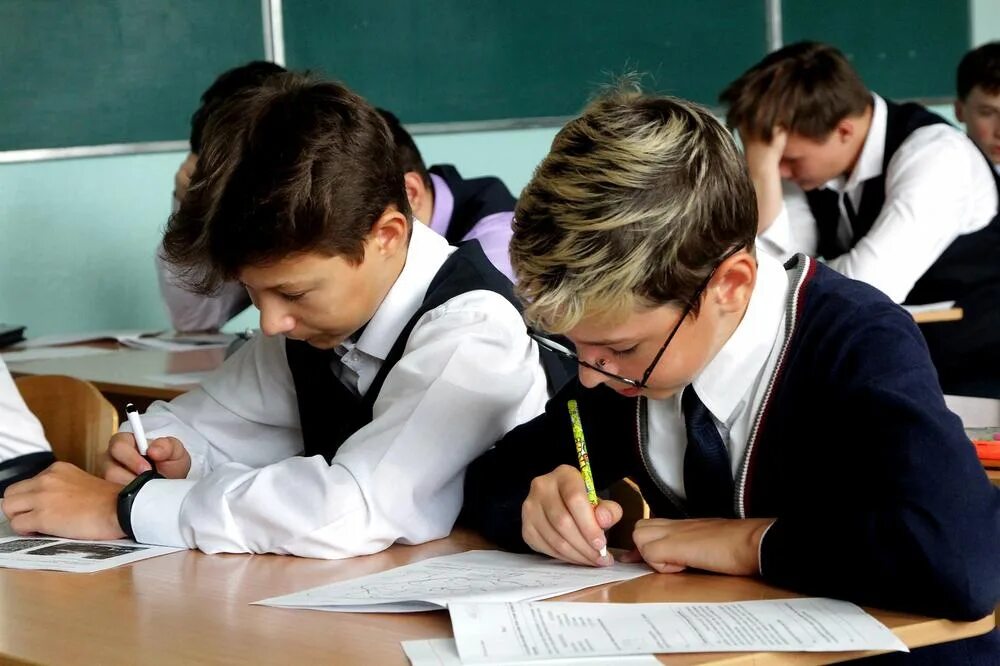 Класс выполнить проверочную работу. Ученик. школьники в школе. контрольная в классе. школьники на контрольной.