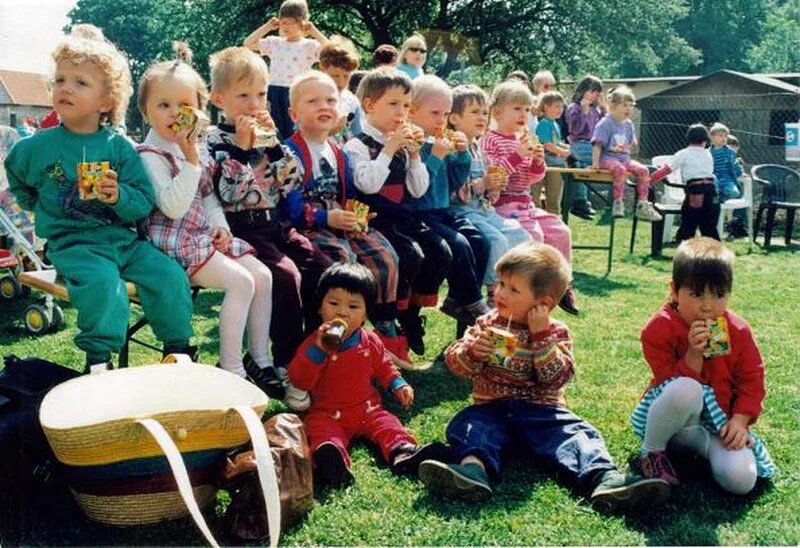Немецкие дети в россии. Немецкий детский сад в Германии. Дети в саду. Первый детский сад в Германии. Немецкие дети в детском саду.