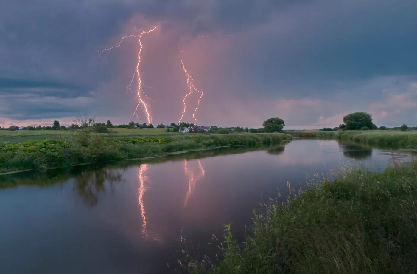 Природа с грозой. Лето гроза. Гроза в деревне. Гроза на реке.