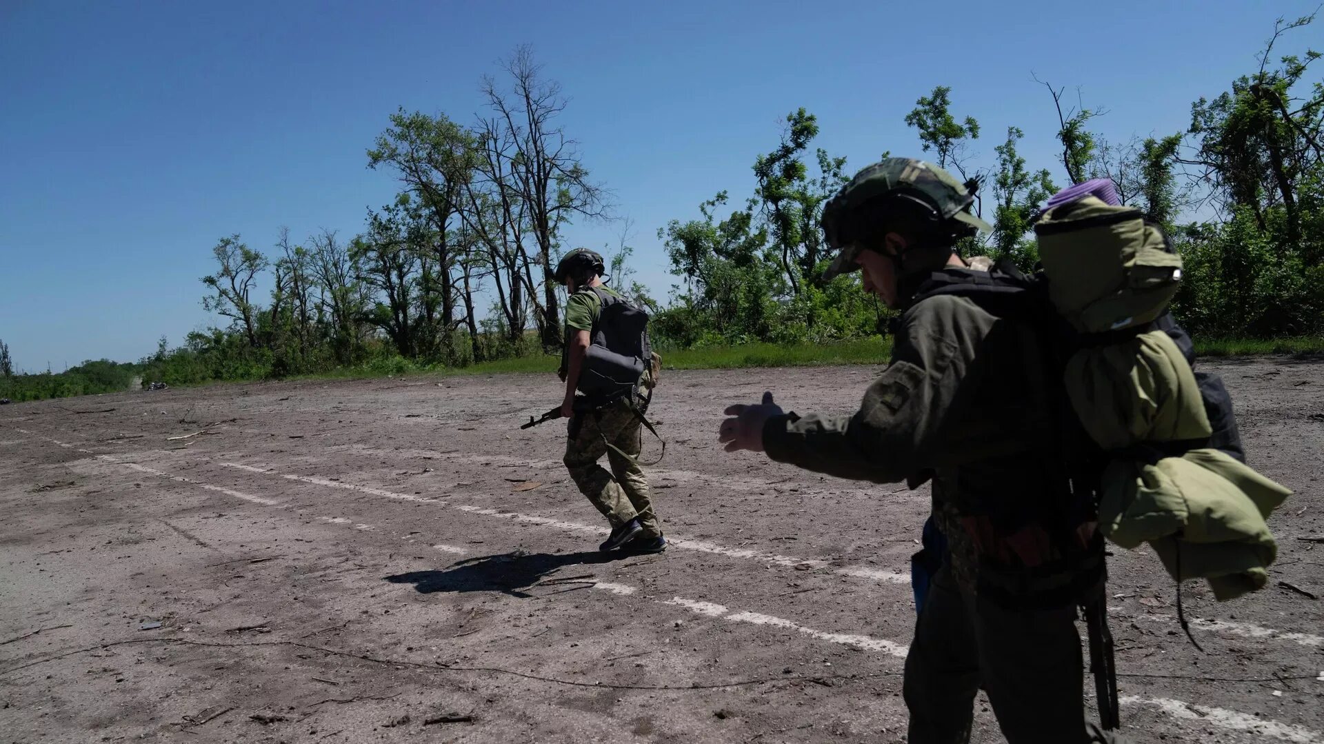 Военная операция запорожская область. Спецназовец. Военные бегут. Военные действия. Украинские военные бегут.