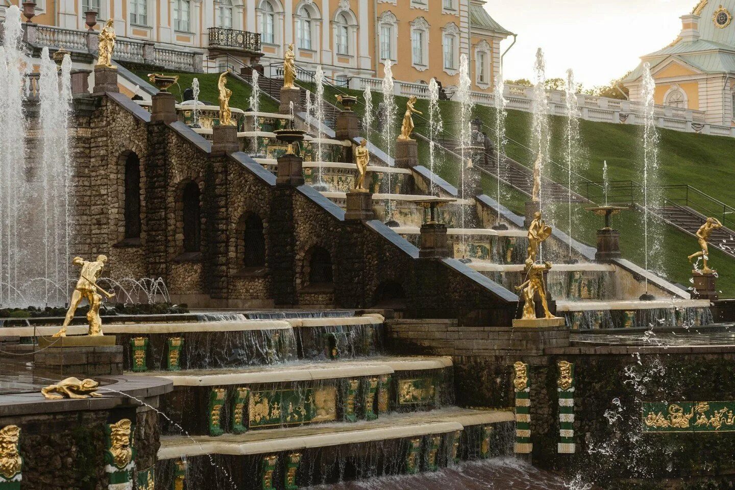 Петергоф какие фонтаны работают. Петергоф фонтаны большой петергофский дворец. петродворец каскад фонтанов. фонтан большой каскад в петродворце. петергоф. дворец в стиле барокко и фонтаны..
