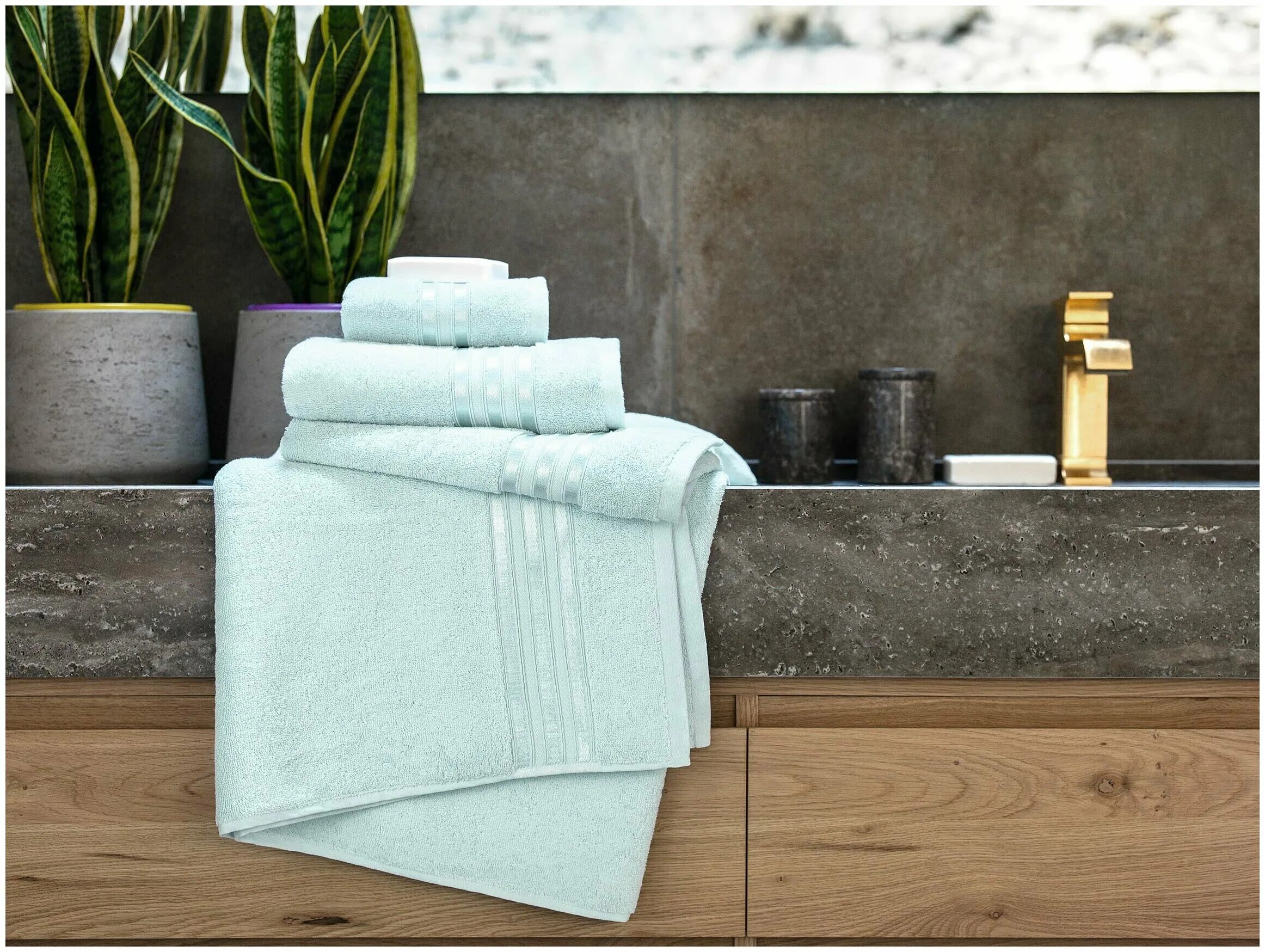 Полотенца в ванной. Красивые полотенца для ванной. Стопка полотенец. Полотенце в ванной в интерьере. Полотенце раковина