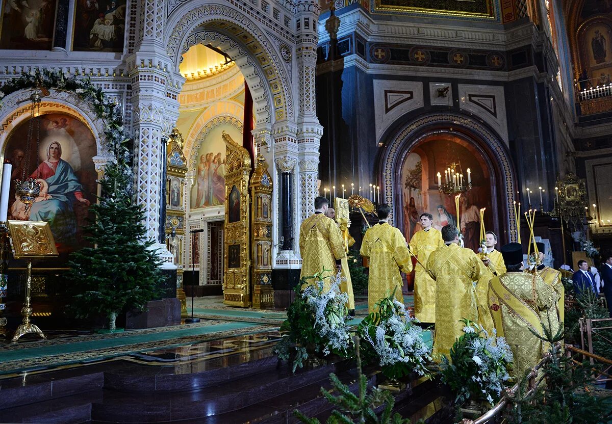 Божественная литургия в храме христа спасителя. С рождеством христовым москва. Как попасть на рождество в храм спасителя. Храм христа спасителя изнутри патриарх. Богослужение в храме христа спасителя в москве.