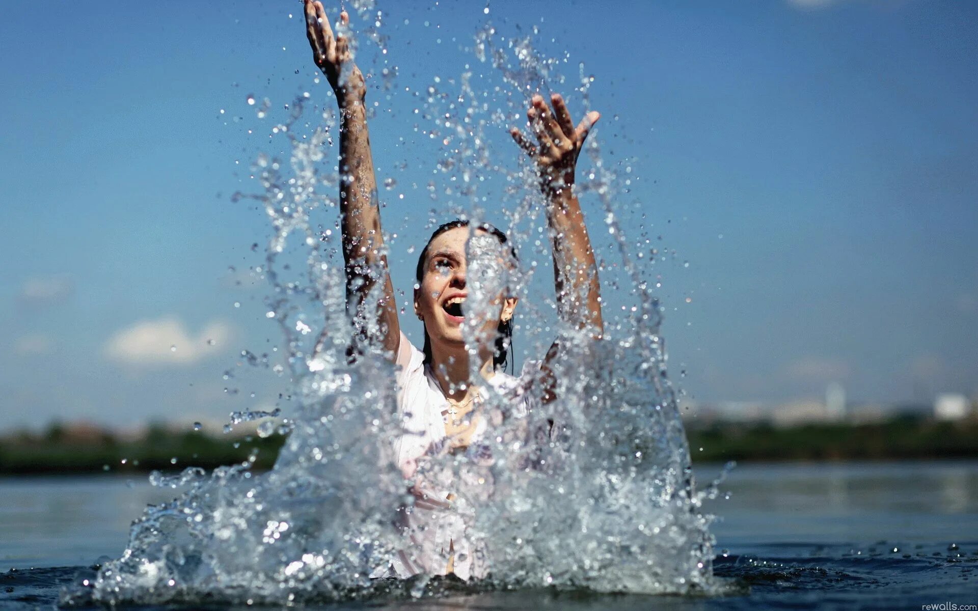 Закаливание. Девушка в брызгах воды. Закаливание водой. Фотосессия с брызгами воды. Процедура холодной водой