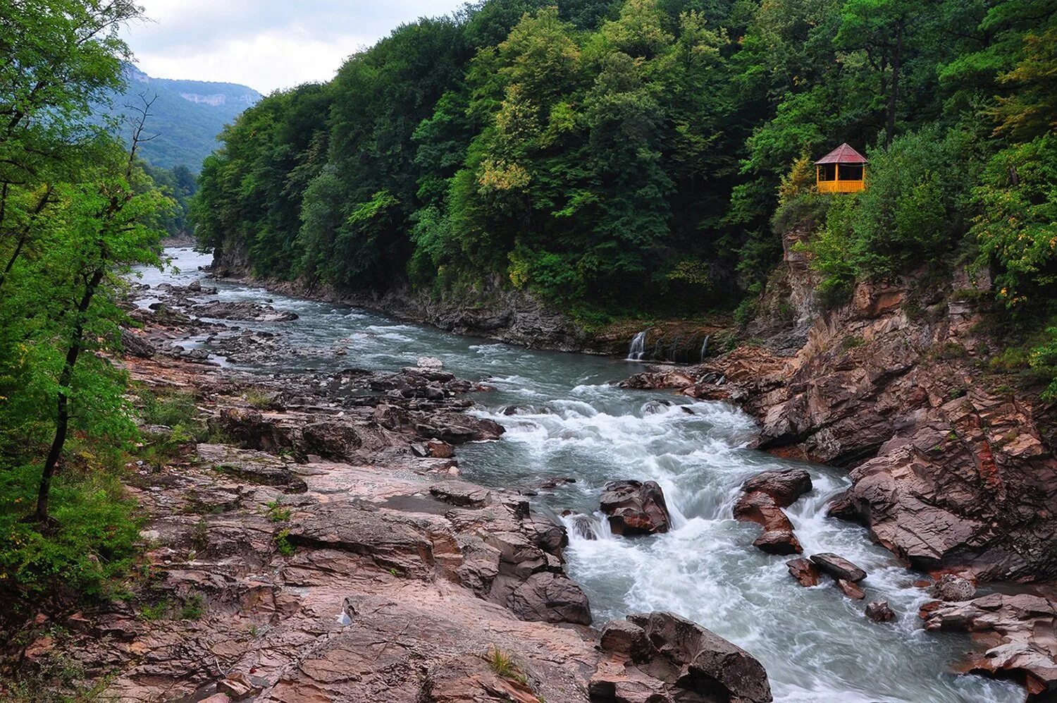 White river. Исток реки белая Адыгея. Горная река белая в Адыгее. Каньон реки белой Адыгея. Река Лаба Адыгея.